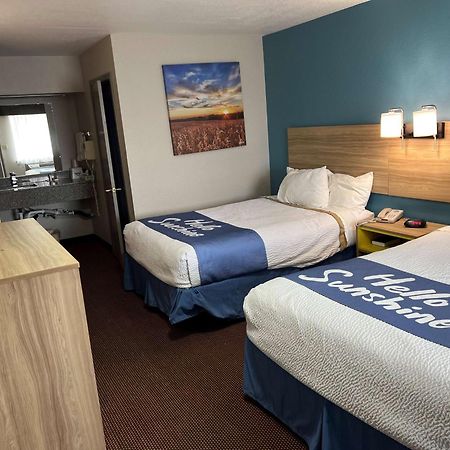 Days Inn By Wyndham Pratt Exterior photo