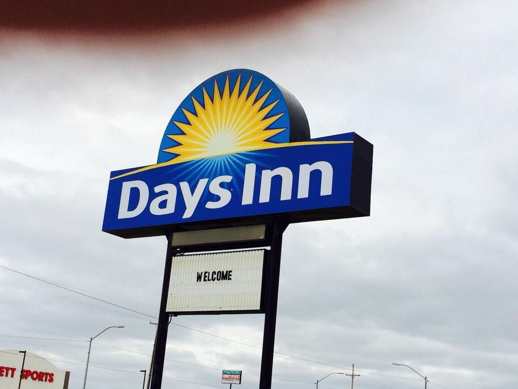 Days Inn By Wyndham Pratt Exterior photo